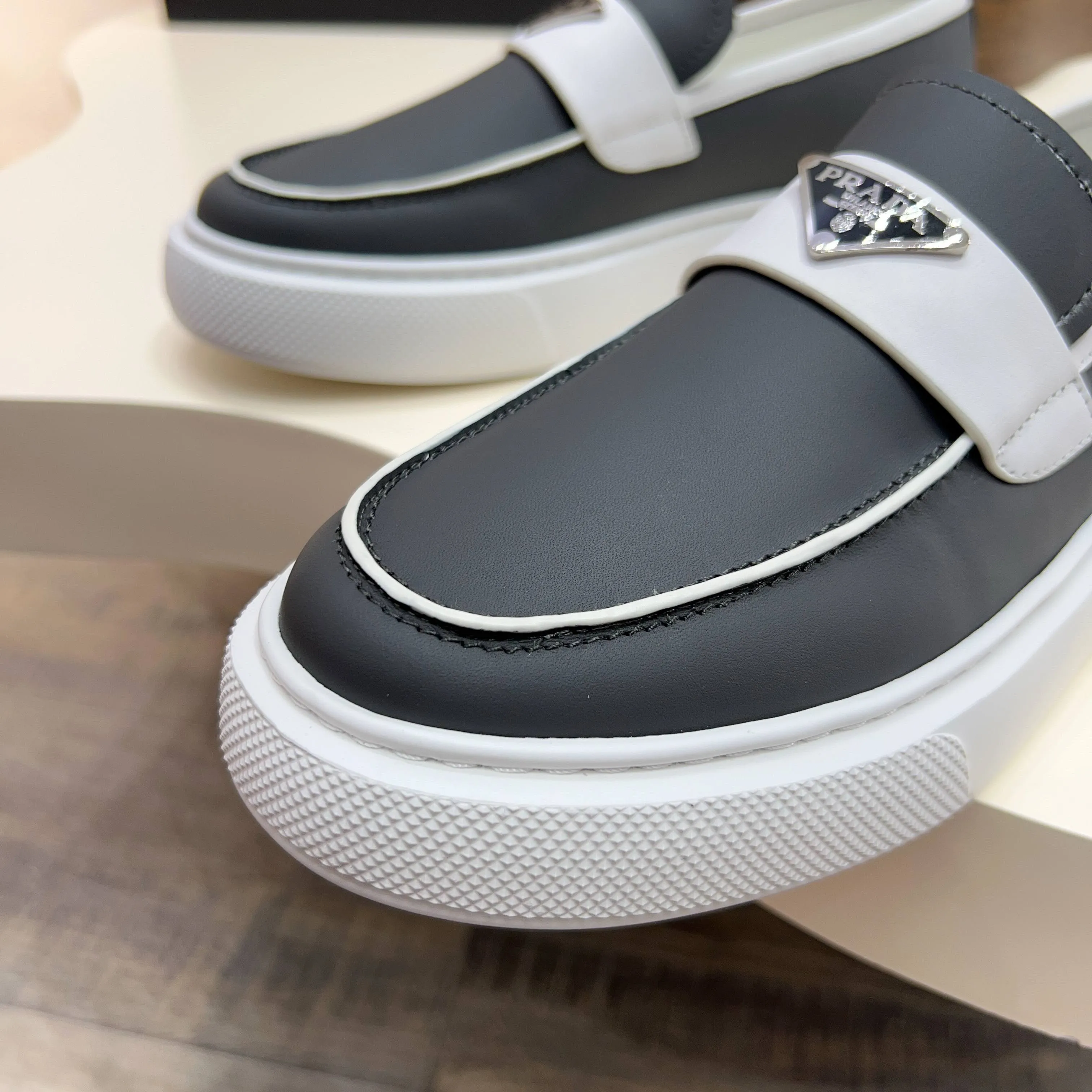 💰740 Thick-soled trendy brand (Prada) mainly promotes popular models, avant-garde and versatile fashionable men's shoes, private version molding, cowhide splicing 1:1 replica... fashionable, simple, elegant, more eye-catching and more classy, ​​it will subvert the old idea, a must-have for fashionistas who want to spend time with you! Must keep it! Tall and comfortable outsole, high-end quality workmanship. @ Code number: 39-44 38 45 can be ordered. Multiple colors are available.